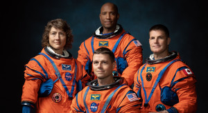 Załoga misji Artemis II, od lewej: Christina H. Koch, Victor Glover, Jeremy Hansen, Reid Wiseman (w pozycji siedzącej), fot. NASA