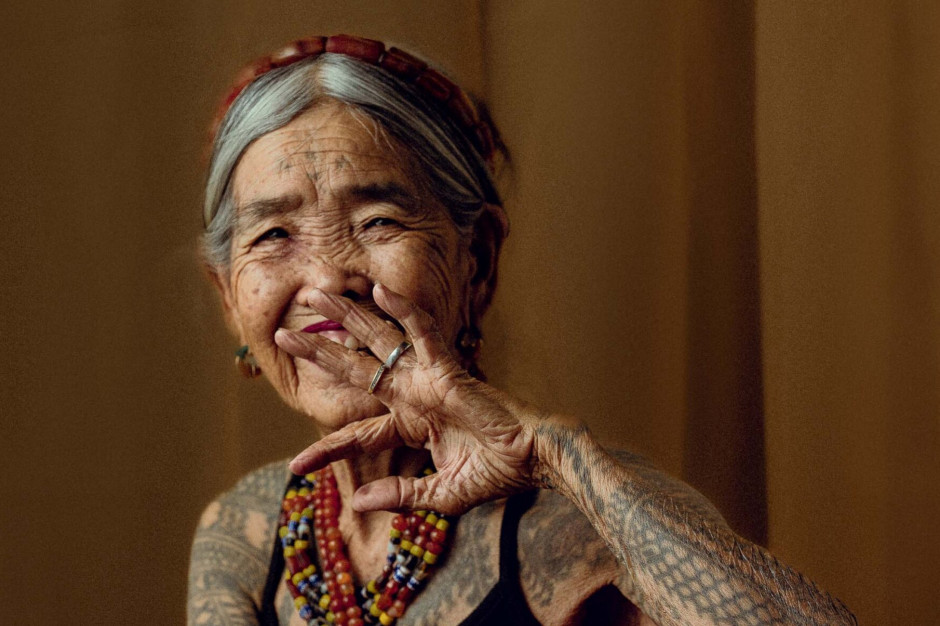 To jest prawdziwe piękno. 106-letnia Apo Whang-Od zapozowała na okładce Vogue Philippines / Vogue Philippines - Artu Nepomuceno