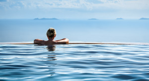 Luksusowe posiadłości z basenami przyczyniają się do kryzysu wodnego / Shutterstock