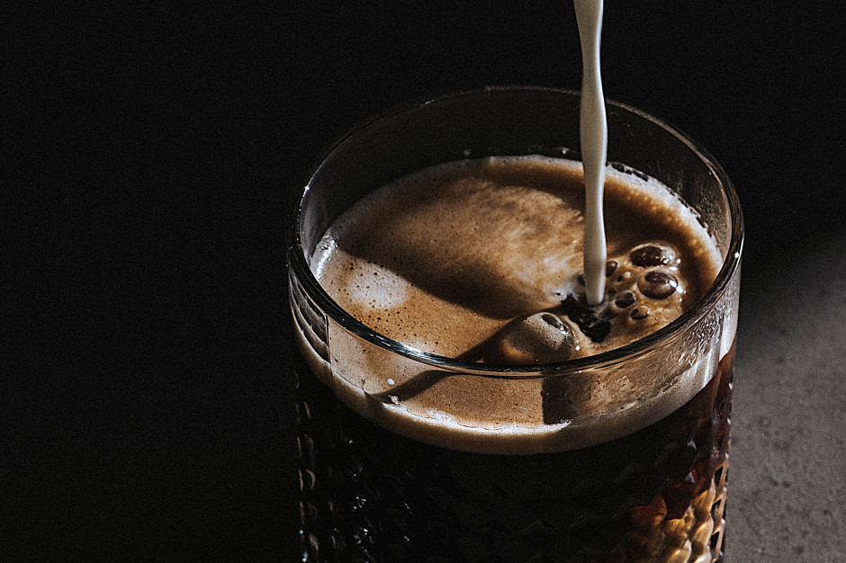 Kawa i herbata przyczyną wypadania włosów? Zwróć uwagę na to, ile i kiedy ją pijesz! / Unsplash
