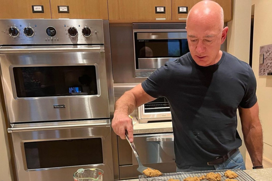 Jeff Bezos uwielbia piec ciasteczka / fot. Instagram @laurenwsanchez