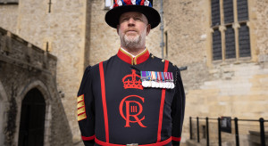 Koronacja Karola III. Strażnik Tower of London w nowym uniformie / Getty Images