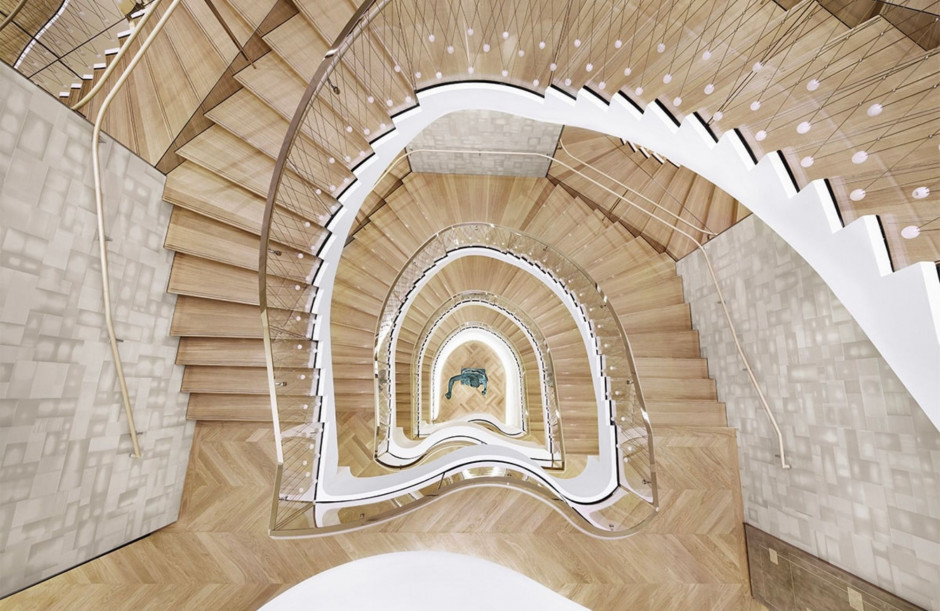 Sercem budynku są spiralne schody z przezroczystymi balustradami / fot. materiały prasowe Tiffany & Co.