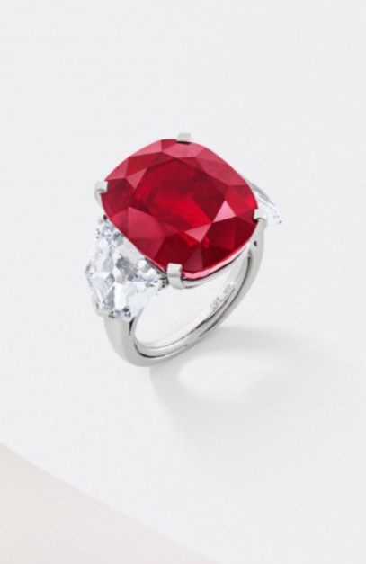 The Sunrise Ruby - diamentowy pierścień Cartiera z ogromnym rubinem / fot. Christie's