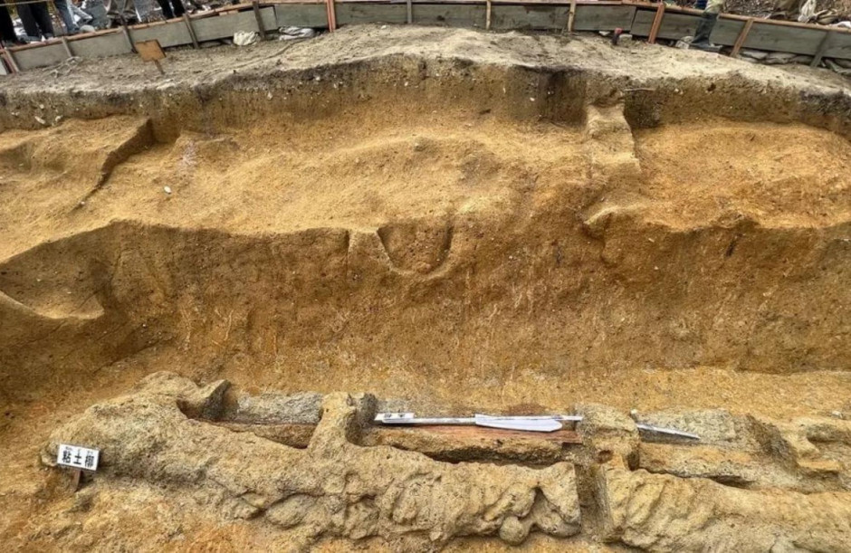 Japońscy archeolodzy odnaleźli miecz, który miał służyć zmarłym do walki ze złymi duchami / fot. Nara Archaeological Research Center
