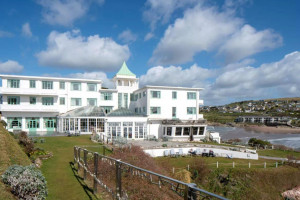 Na wyspie znajduje się luksusowy hotel, który również objęty jest ofertą sprzedaży / fot. materiały prasowe Knight Frank