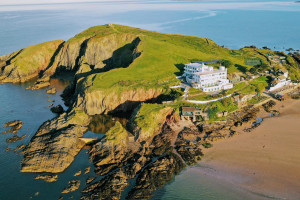 Burgh Island trafiła na sprzedaż razem z luksusowym hotelem, który się na niej znajduje / Shutterstock