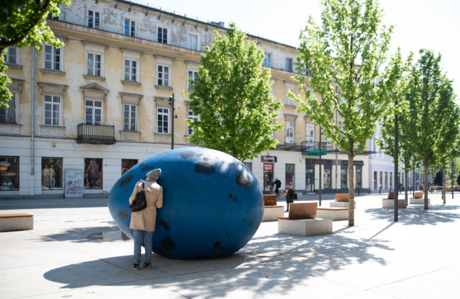 W centrum Warszawy stanęło wielkie niebieskie jajo Joanny Rajkowskiej / fot. materiały prasowe ZDM w Warszawie