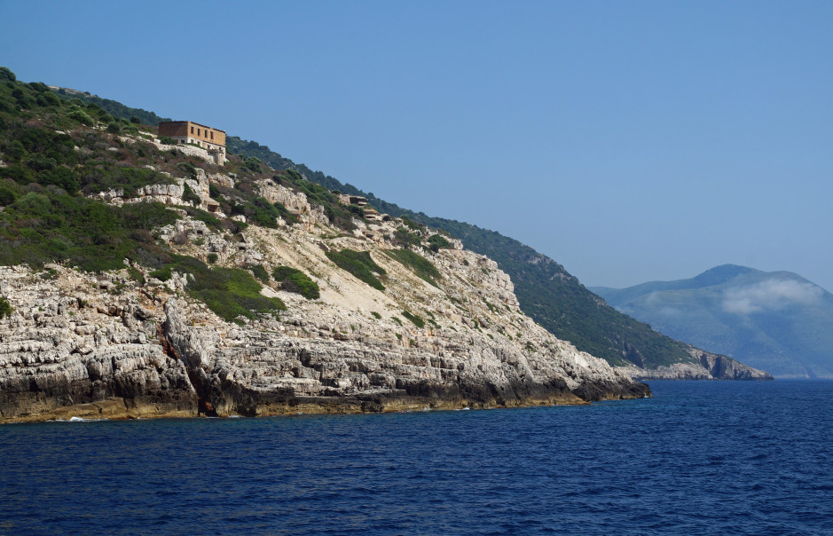 Bunkry na wyspie Sazan - Albania / Wikimedia Commons