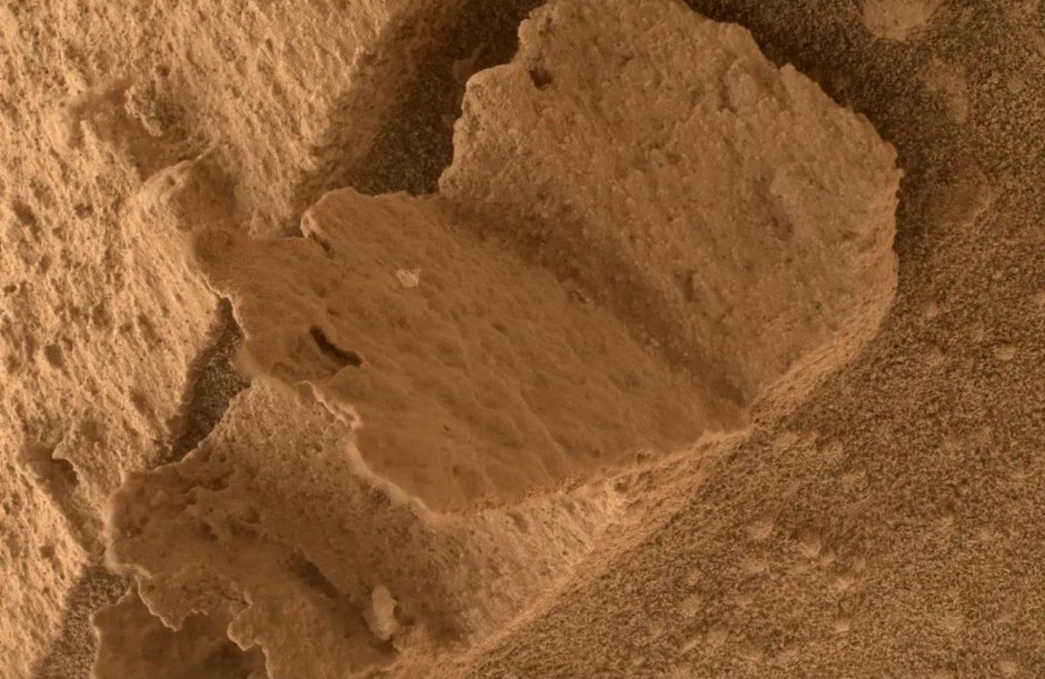 Łazik Curiosity uwiecznił na Marsie książkę? / fot. NASA
