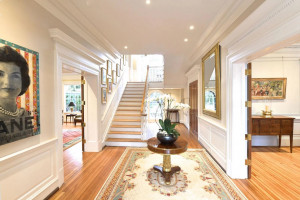 Zabytkowa willa w Georgetown, w której mieszkała Jackie Kennedy, wystawiona na sprzedaż - hol / Sotheby's Realty 