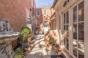 Zabytkowa willa w Georgetown, w której mieszkała Jackie Kennedy, wystawiona na sprzedaż - patio / Sotheby's Realty 