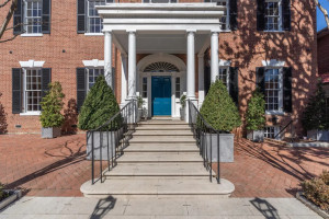 Zabytkowa willa w Georgetown, w której mieszkała Jackie Kennedy, wystawiona na sprzedaż - front domu / Sotheby's Realty 