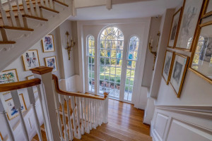 Zabytkowa willa w Georgetown, w której mieszkała Jackie Kennedy, wystawiona na sprzedaż - ogromne okna na klatce schodowej / Sotheby's Realty 