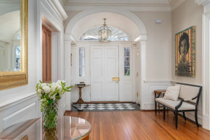 Zabytkowa willa w Georgetown, w której mieszkała Jackie Kennedy, wystawiona na sprzedaż - wejście / Sotheby's Realty 