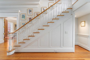 Zabytkowa willa w Georgetown, w której mieszkała Jackie Kennedy, wystawiona na sprzedaż - widok na schody / Sotheby's Realty 