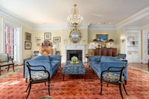 Zabytkowa willa w Georgetown, w której mieszkała Jackie Kennedy, wystawiona na sprzedaż - salon / Sotheby's Realty 