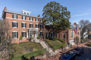Zabytkowa willa w Georgetown, w której mieszkała Jackie Kennedy, wystawiona na sprzedaż / Sotheby's Realty 