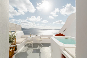 Airbnb wybrało największe trendy podróżnicze roku / Jaskinia Hectora, Santorini, Grecja @Airbnb