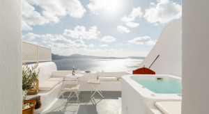 Airbnb wybrało największe trendy podróżnicze roku / Jaskinia Hectora, Santorini, Grecja @Airbnb