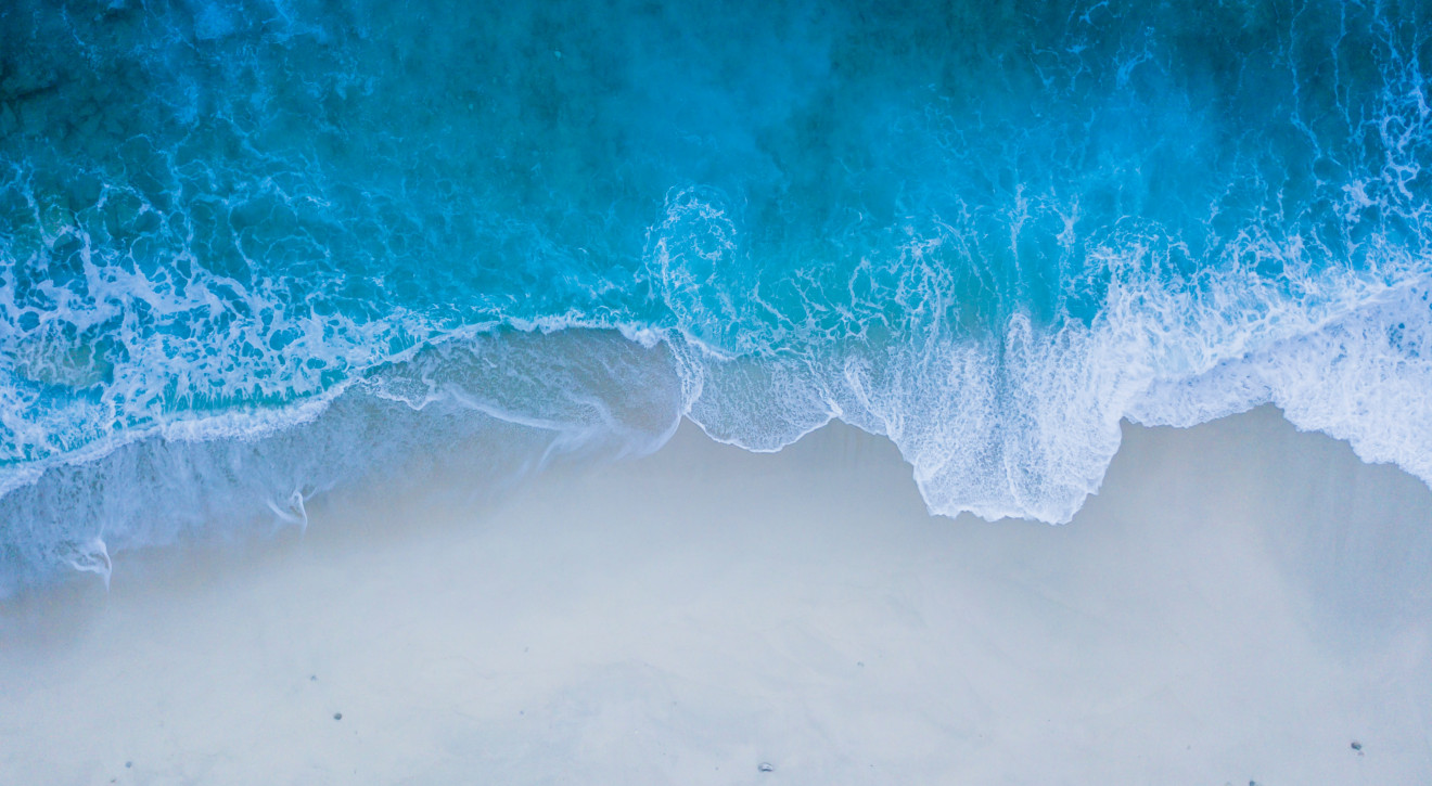 Wielki błękit, czyli dlaczego woda na rajskich plażach jest tak niebieska? Naukowcy znają odpowiedź