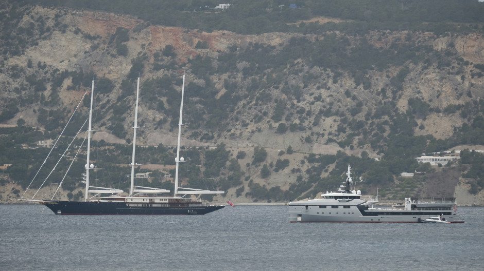 Luksusowy jacht Jeffa Bezosa u wybrzeży Ibizy / Getty Images