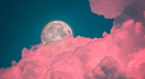 Pełnia Księżyca w czerwcu 2023. Truskawkowy Księżyc zachęci nas do romantycznych uniesień