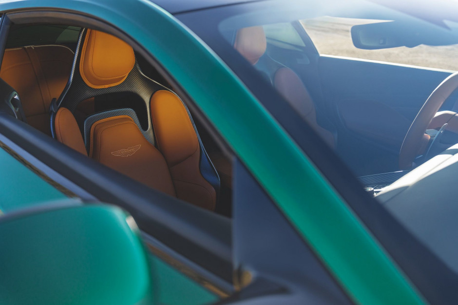 Aston Martin zaprezentował pierwszy na świecie super tourer - DB12 - wnętrza / materiały prasowe