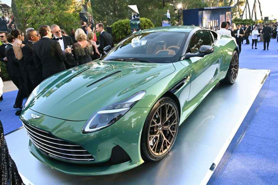 Aston Martin zaprezentował pierwszy na świecie super tourer - DB12 - premiera samochodu na Festiwalu Filmowym w Cannes 2023 / materiały prasowe