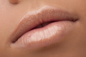 Jelly lips, czyli efekt żelowych lub galaretkowatych ust to trend, który będzie rządził tego lata / Shutterstock