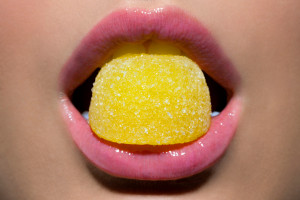 Jelly lips, czyli efekt żelowych ust to trend, który będzie rządził tego lata / Getty Images