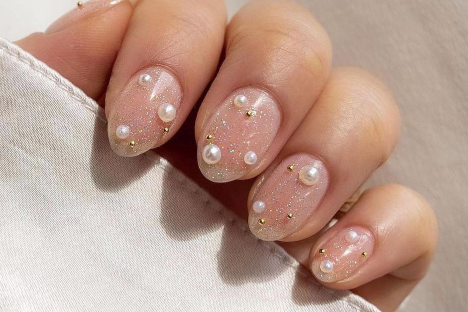Perłowe paznokcie na wiosnę 2023 / Instagram @allurebridals