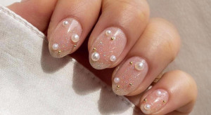 Perłowe paznokcie na wiosnę 2023 / Instagram @allurebridals