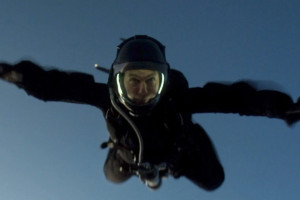 Tom Cruise na planie nowego filmu Mission: Impossible Dead Reckoning Part One / kadr z filmu, making off