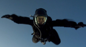MISSION IMPOSSIBLE 7: 60-letni Tom Cruise walczy z grawitacją i skacze z norweskiego fiordu na motocyklu. Ta scena już przeszła do historii kina!