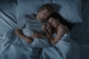 Wspólne łóżko sprawia, że nie możesz się wyspać? Wypróbuj metodę skandynawską! / Shutterstock