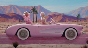 Kadr z zwiastuna Barbie, a na nim różowa Corvette z bohaterami filmu / Warner Bros. Pictures YouTube