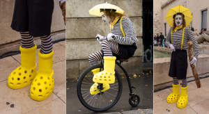 Big Yellow Boots podbiły Paryż i social media. Nowa akcja MSCHF x Crocs to kolejny pomysł na "modowy trolling"