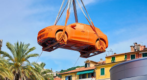 Fiat rozpoczyna operację "NO GREY". Zaczął od zatopienia samochodu (i prezesa) w pomarańczowej farbie