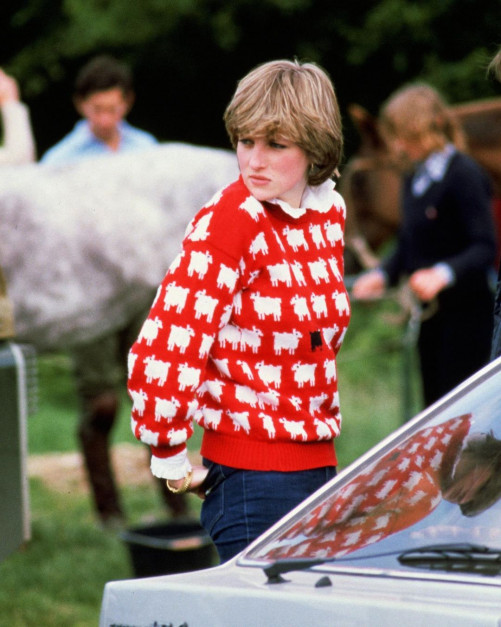Księżna Diana w ikonicznym swetrze w owieczki / Oficjalny profil na Instagramie domu aukcyjnego @sothebys