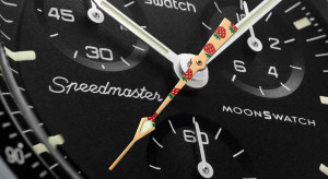 Nowy Omega x Swatch z truskawkową wskazówką wyznaczającą pełnię Księżyca. Gratka dla fanów zegarków i... astrologii