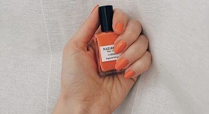 Aperol Spritz to najmodniejsze paznokcie na lato 2023. Jak nosić pomarańczowy manikiur w stylu french, ombre lub baby boomer?