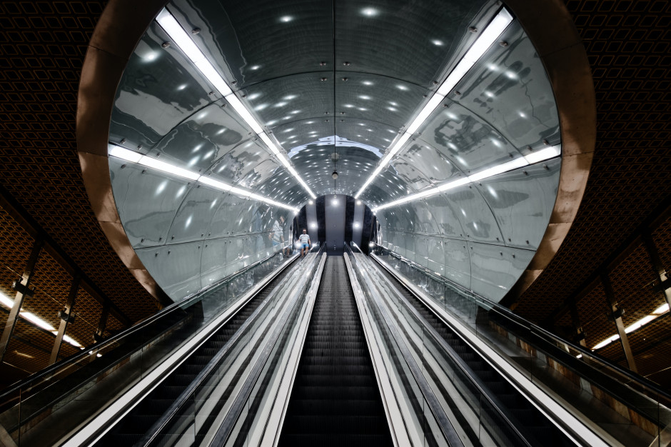 Jak wyglądać będzie Polska w 2030 roku? Tak widzi to Sztuczna Inteligencja / Unsplash - Warszawskie metro, fot. Michael Matloka