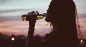Naukowcy zbadali, który napój najlepiej gasi pragnienie i nawadnia podczas upałów