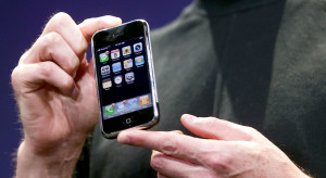 Unikatowy stary model iPhone'a sprzedany za astronomiczne pieniądze. "To Święty Graal wśród telefonów" / Getty Images