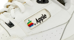 Unikatowe sneakersy Apple trafiły na sprzedaż. Perła dla kolekcjonerów "nagryzionego jabłka" i mody vintage