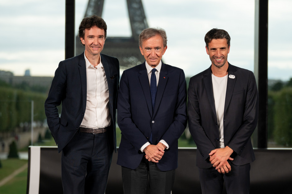 Grupa LVMH została partnerem Igrzysk Olimpijskich w Paryżu w 2024 roku . Na zdjęciu od lewej: Antoine Arnault, Bernard Arnault i Tony Estanguet - dyrektor Olimpiady i Paraolimpiady w Paryżu 2024 / Getty Images