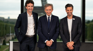 Grupa LVMH została partnerem Igrzysk Olimpijskich w Paryżu w 2024 roku . Na zdjęciu od lewej: Antoine Arnault, Bernard Arnault i Tony Estanguet - dyrektor Olimpiady i Paraolimpiady w Paryżu 2024 / Getty Images