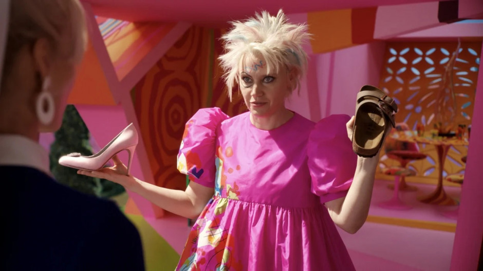Kate McKinnon w roli Dziwnej Barbie / Kadr z filmu Barbie