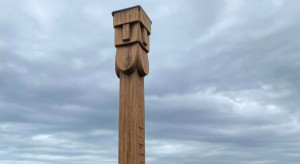 WIELKA BRYTANIA: Totem przedstawiający Perkuna stanął na klifie w Kent. Stworzył go "bałtycki Banksy"?
